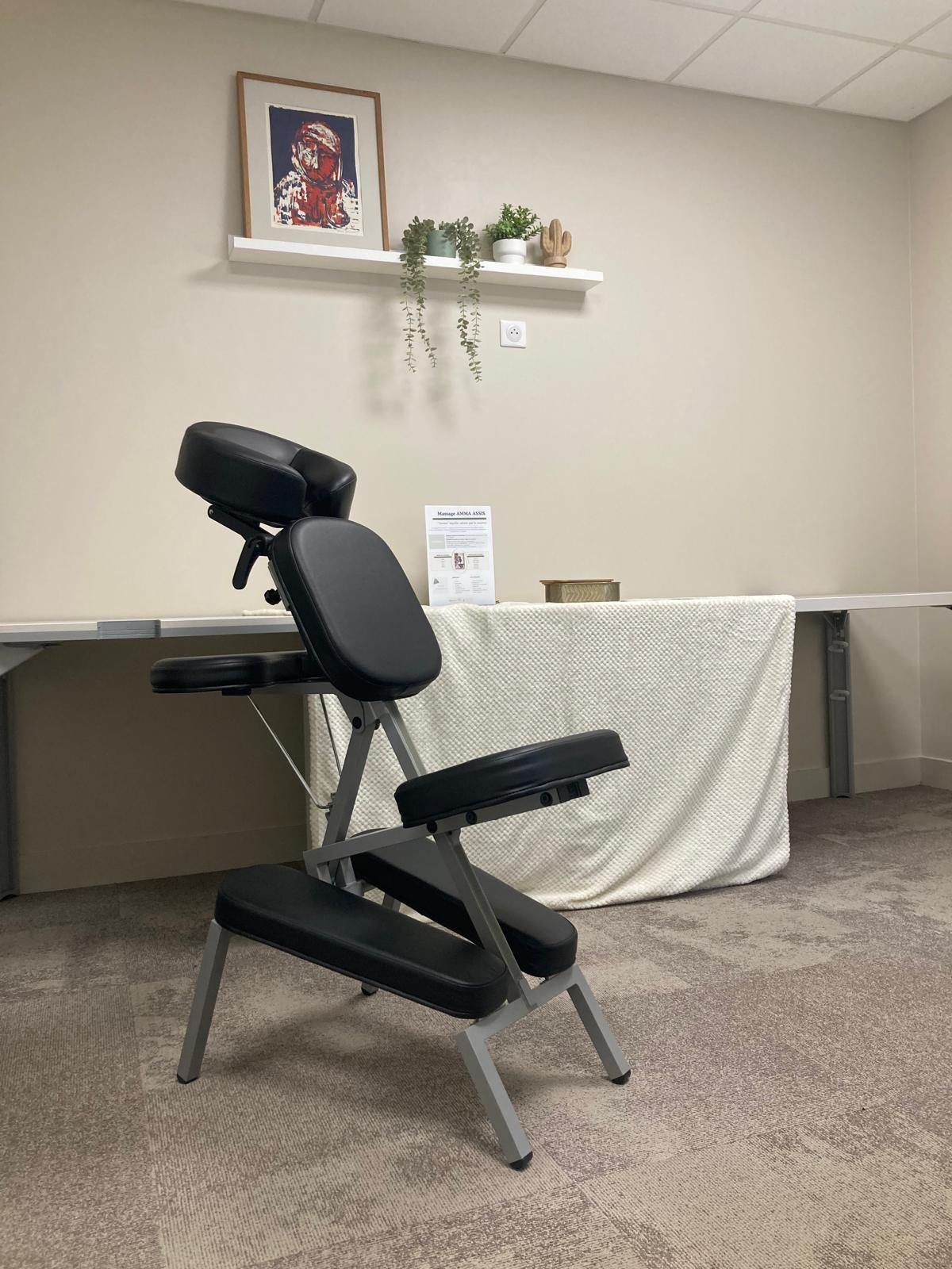 Massage amma assis sur chaise ergonomique pour une pause bien-être